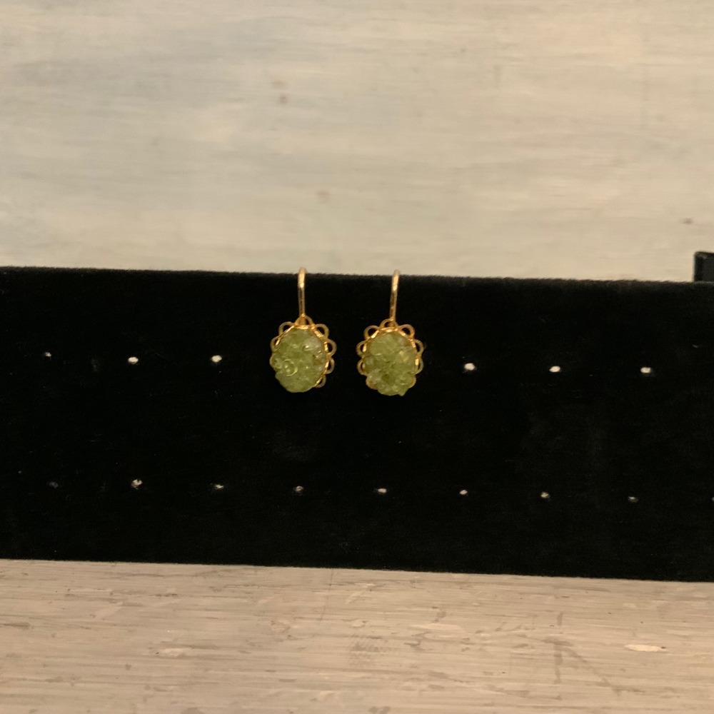 Vintage Inspired Faceted Green w/ Gold Tone Filigree Outlined Drop Earrings GC
